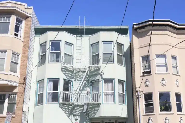 San Francisco apartment building with fire escape, highlighting rising rents and eviction notices amid the city’s AI boom and housing affordability crisis.