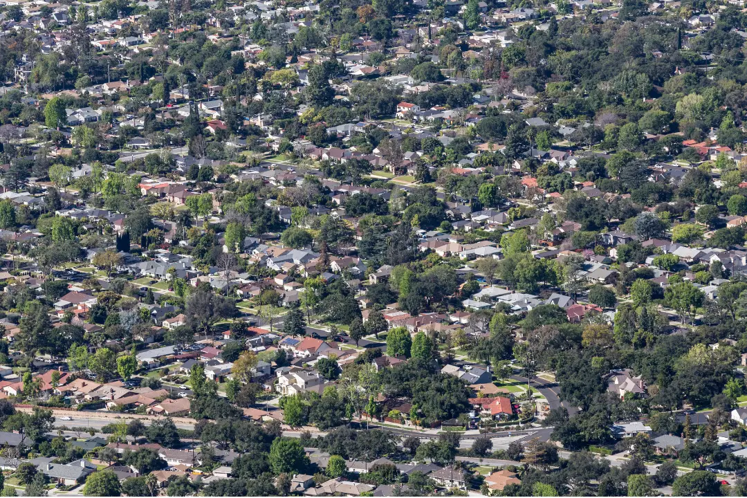 Bird's-eye view of a Los Angeles neighborhood, highlighting the layout of houses and surrounding streets.